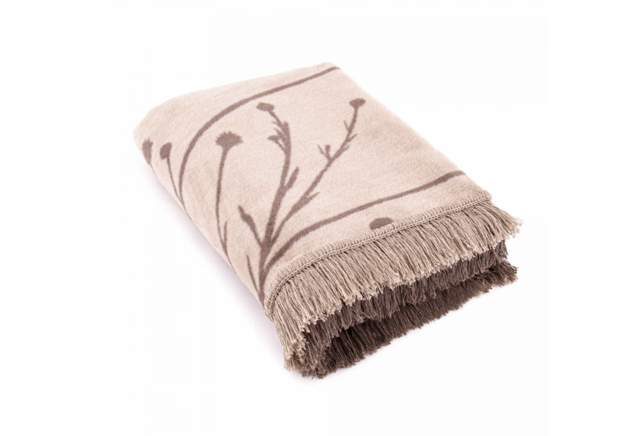 Gamtos raštais puošta antklodė. Dydis 150x200. Šviesiai rudos spalvos.