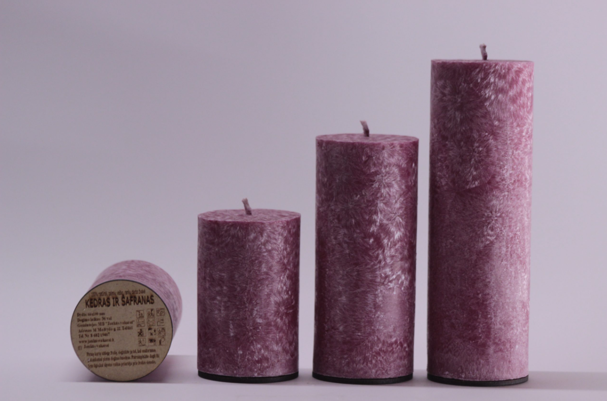 Žvakė „Kedras ir šafranas”. Aukštis 20cm.