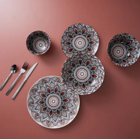 Mandala dubuo sriubai su oranžinės-raudonos spalvos raštais