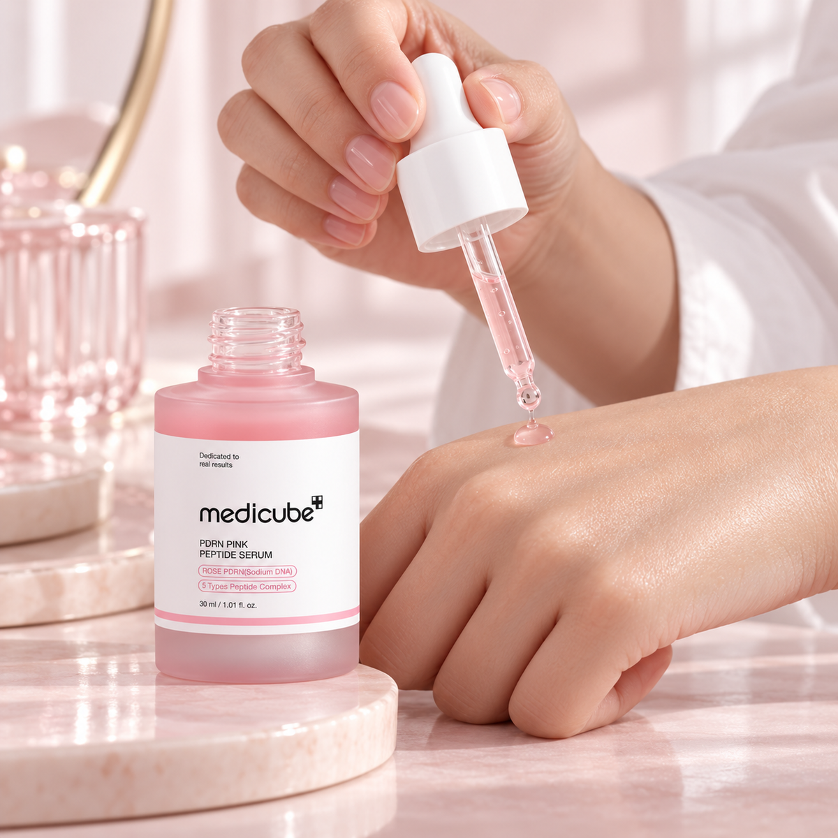 "MEDICUBE PDRN Pink Peptide" veido serumas su polinukleotidais ir peptidais 30ml.