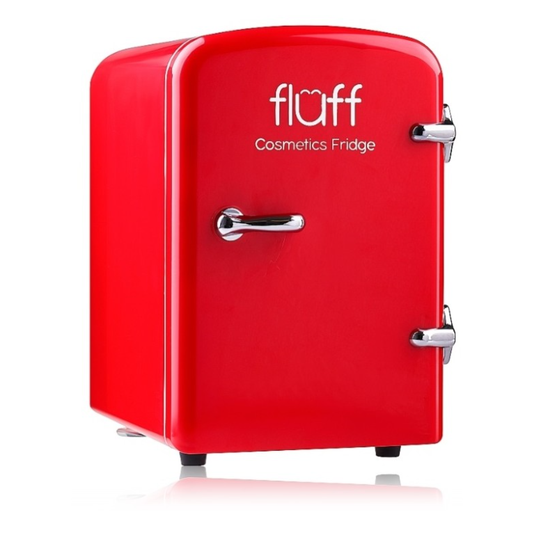 "Fluff" mini kosmetikos šaldytuvas. Raudonos spalvos su sidarbro spalvos rankenėlėmis.