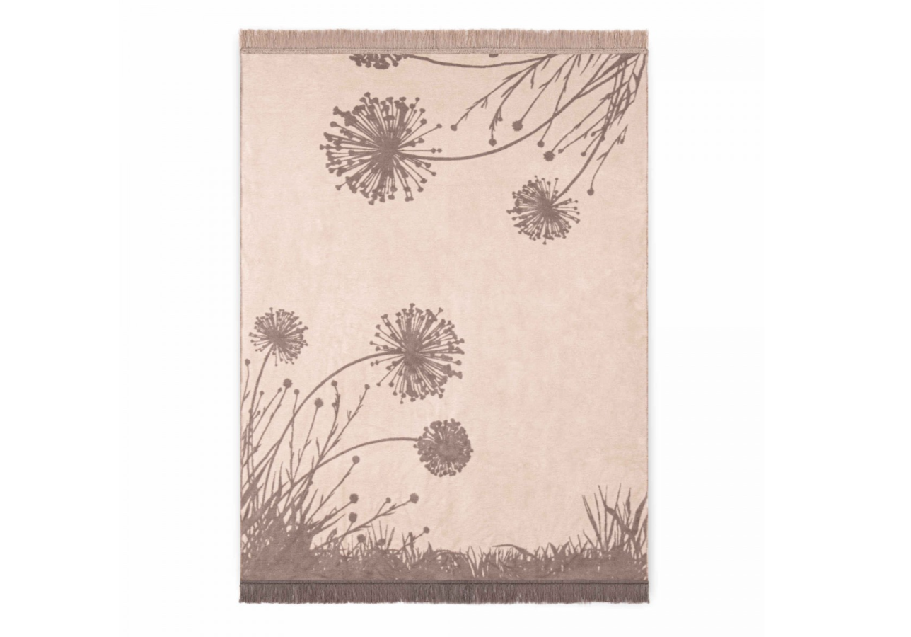 Gamtos raštais puošta antklodė. Dydis 150x200. Šviesiai rudos spalvos.