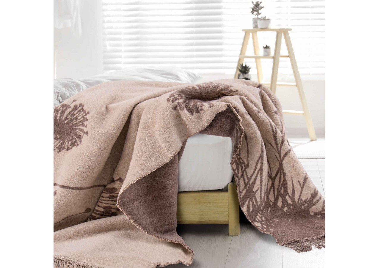 Gamtos raštais puošta antklodė. Dydis 150x200. Šviesiai rudos spalvos.