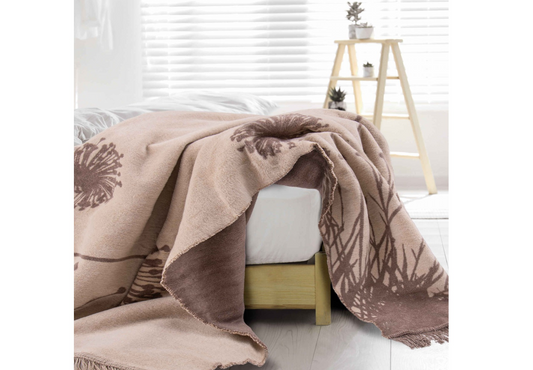 Gamtos raštais puošta antklodė. Dydis 150x200. Šviesiai rudos spalvos.