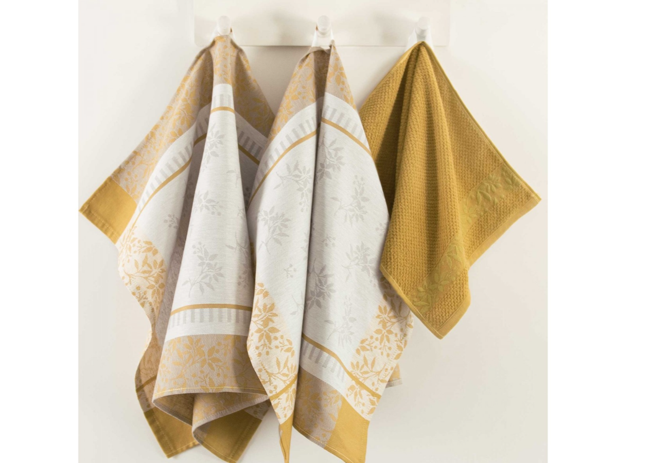 "ROWN ASH" virtuvės komplektas geltonas. Dydis du vnt. 50x70., 1vnt. 30x50.