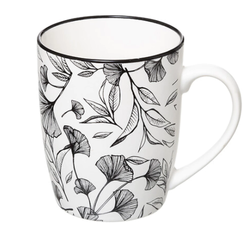 Baltas puodelis su gėlių raštais