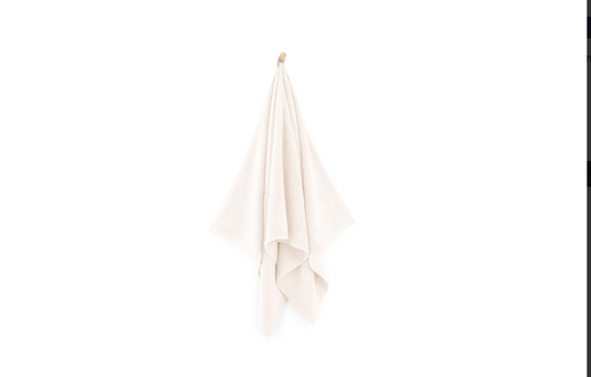 Lygūs ir vienspalviai "KIWI 2" kolekcijos vonios rankšluosčiai. Baltos spalvos, dydis 50x90.