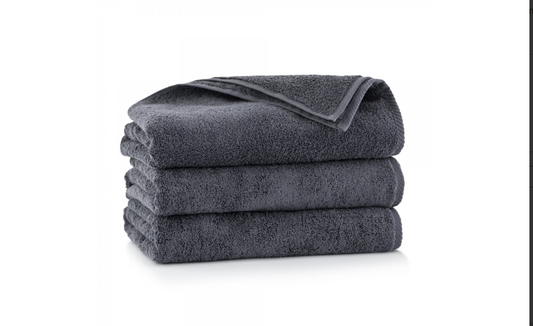 Lygūs ir vienspalviai "KIWI 2" kolekcijos vonios rankšluosčiai. Tamsiai pilkos spalvos, dydis 70x140.