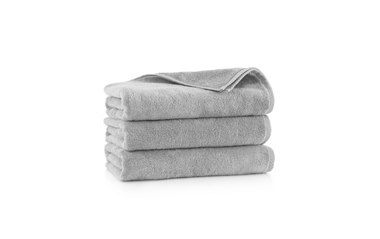 Lygūs ir vienspalviai "KIWI 2" kolekcijos vonios rankšluosčiai. Šviesiai pilkos spalvos, dydis 70x140.