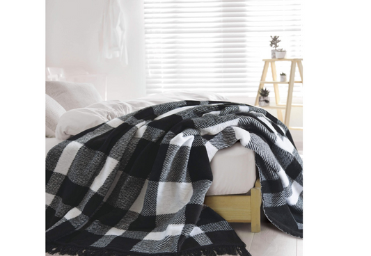 Aukštos kokybės medvilnės pledas. Languotas - juodai baltas. Dydis 150x200.