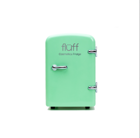 "Fluff" mini kosmetikos šaldytuvas. Mėtinės spalvos su sidabro spalvos rankenėlėmis.