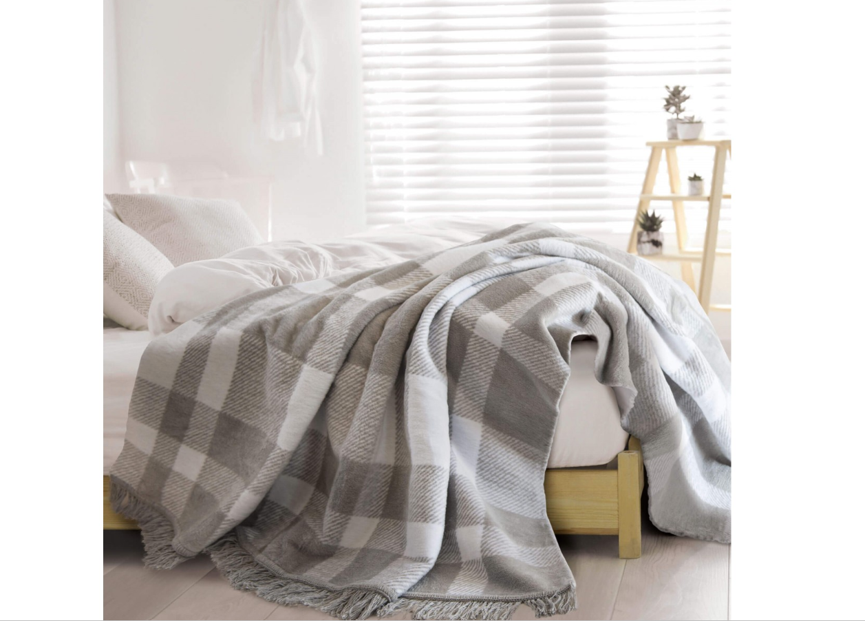 Aukštos kokybės medvilnės antklodė. Pilkai - baltai languotas. Dydis 150x200.
