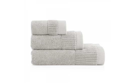 Prabangus vonios rankšluostis "PORTO" šviesiai pilkos spalvos. Dydis 70X140.