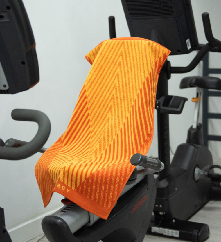 Oranžinės-geltonos spalvos sportinis rankšluostis 50x90