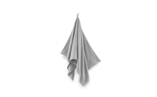Lygūs ir vienspalviai "KIWI 2" kolekcijos vonios rankšluosčiai. Šviesiai pilkos spalvos, dydis 50x90.