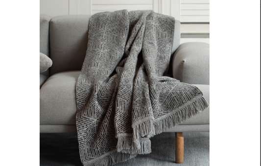 "DIAMOND" šviesaus grafito spalvos medvilnė antklodė. Dydis 150x200.