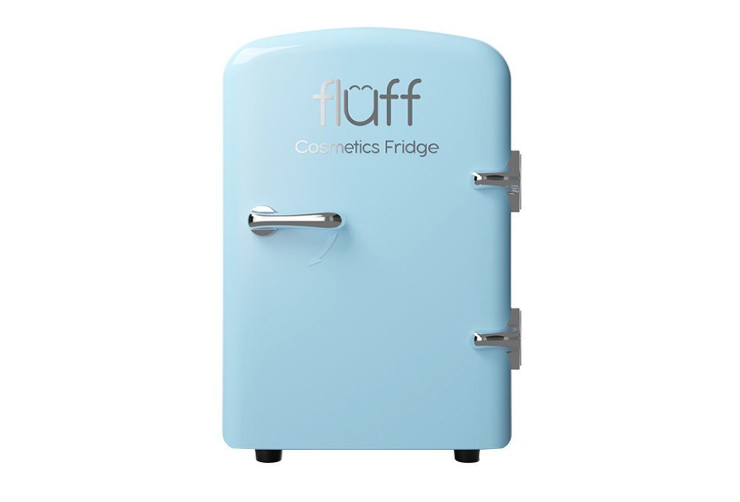 "Fluff" mini kosmetikos šaldytuvas. Žydros spalvos su sidabro spalvos rankenėlėmis.